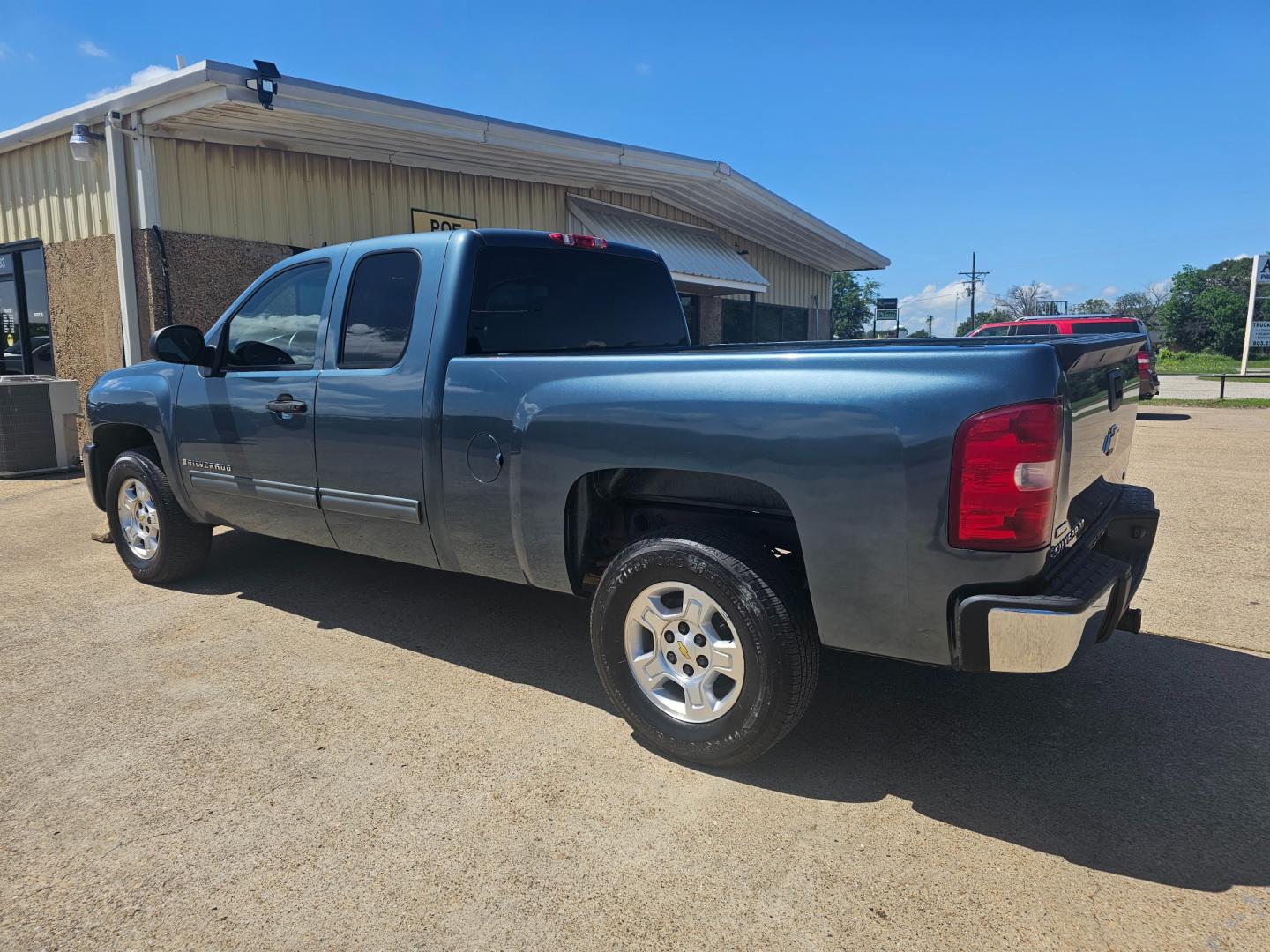 2009 BLUE Chevrolet Silverado 1500 LT1 Ext. Cab Long Box 2WD (1GCEC29009Z) with an 5.3L V8 OHV 16V FFV engine, 4-Speed Automatic Overdrive transmission, located at 533 S Seven Points BLVD, Seven Points, TX, 75143, (430) 255-4030, 32.313999, -96.209351 - Photo#3